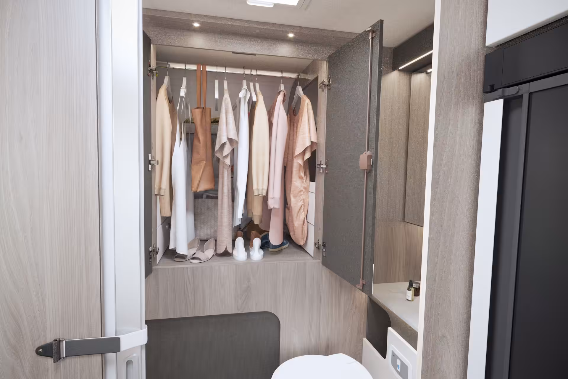 2027 Kontiki 740 Wardrobe SS 22 06 2026 1920x1920 1