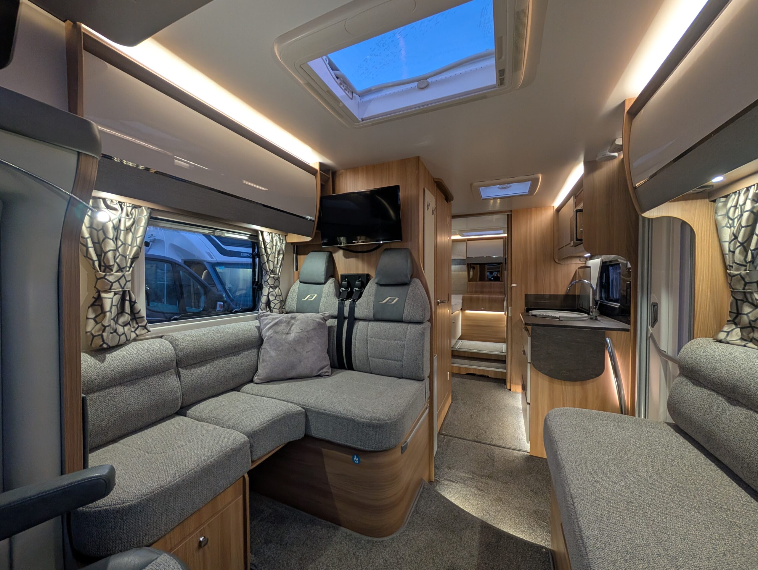 PXL 20251106 164300714.MP 