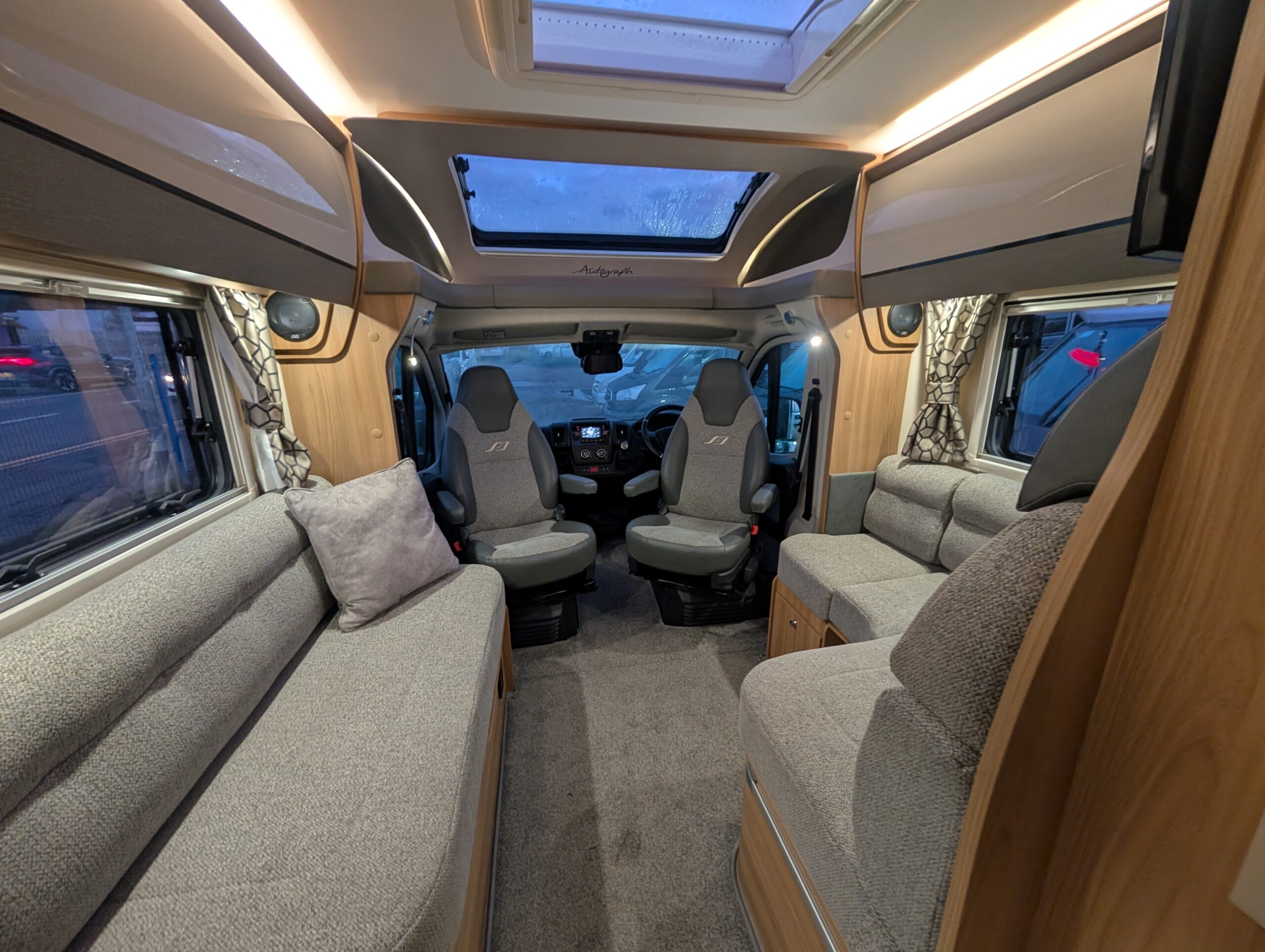 PXL 20251106 164513812