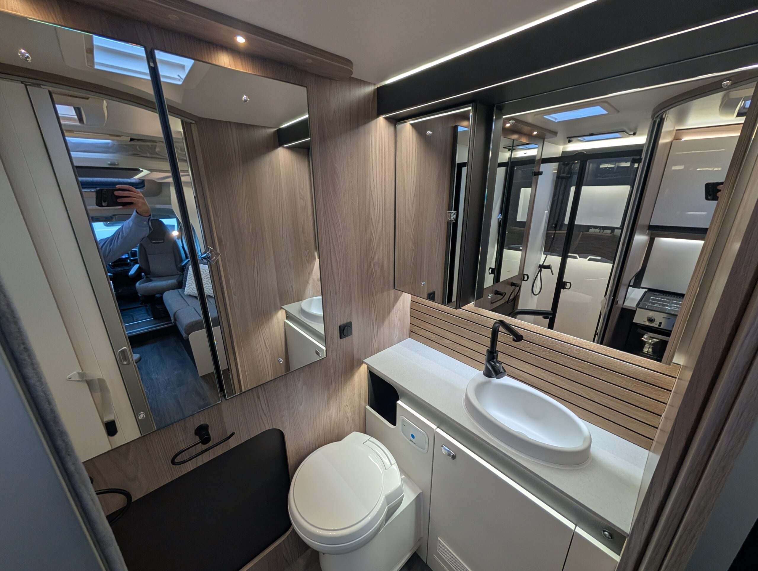 PXL 20251124 152718374