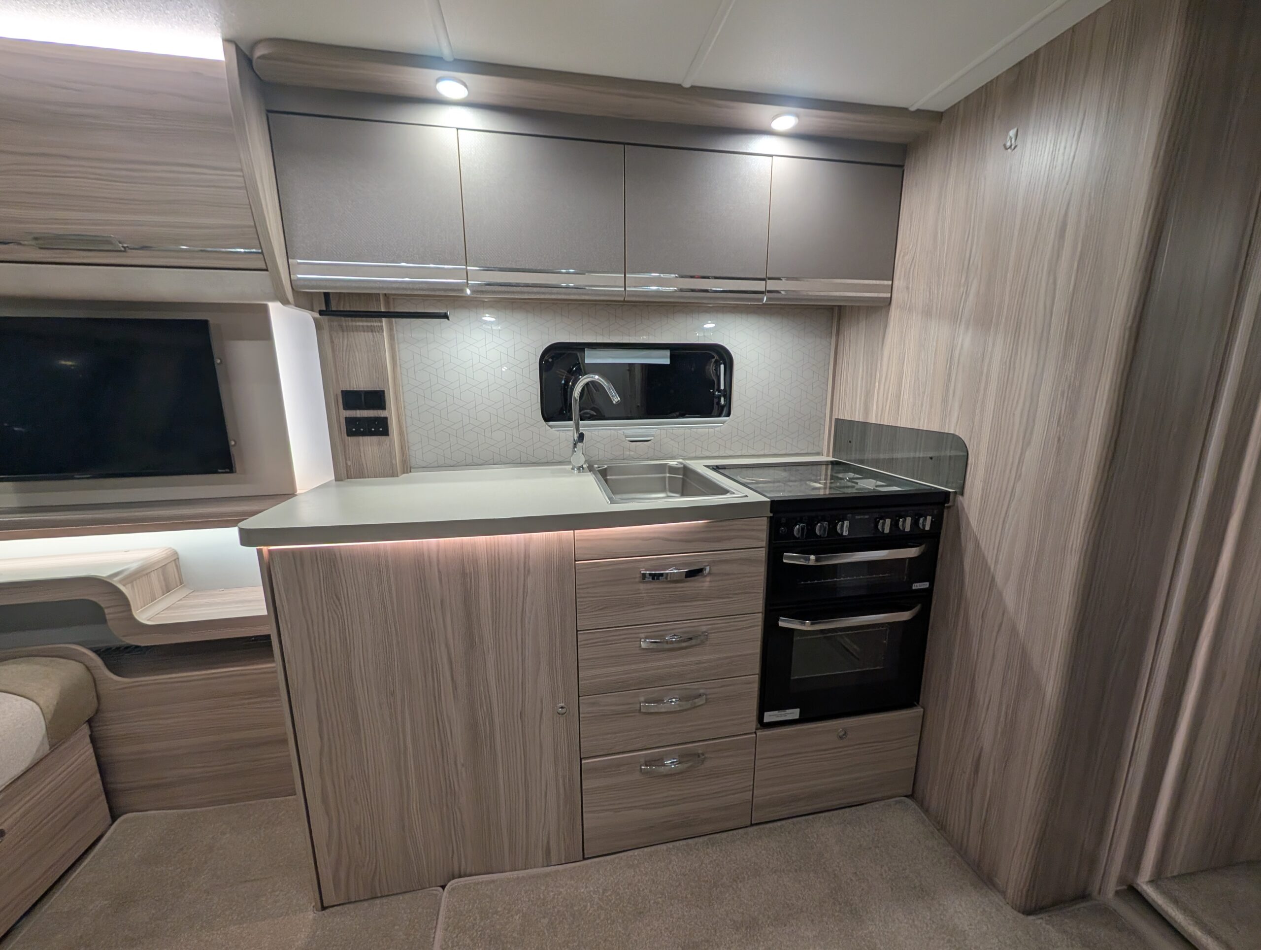 PXL 20251206 163545674