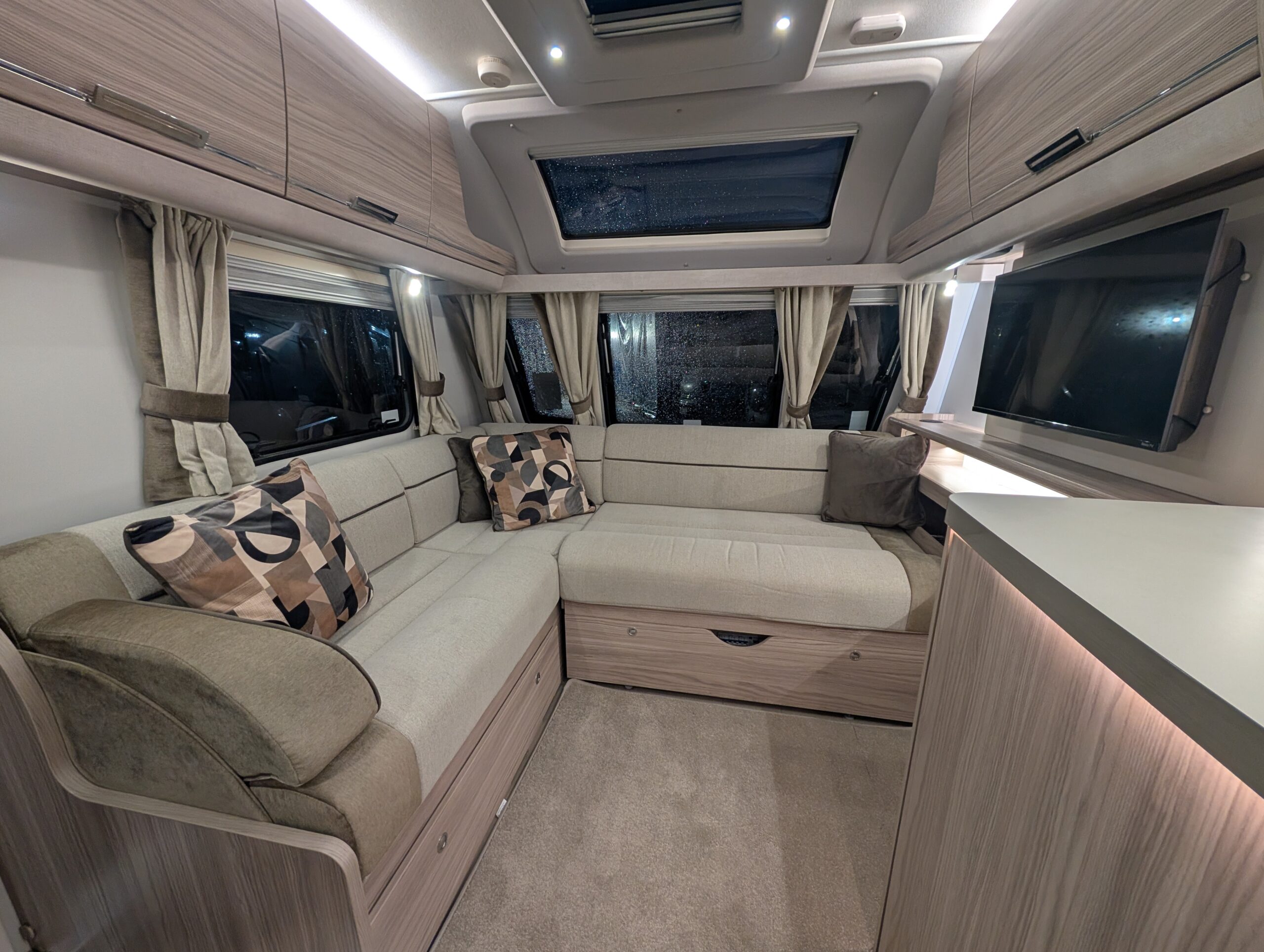 PXL 20251206 163552492