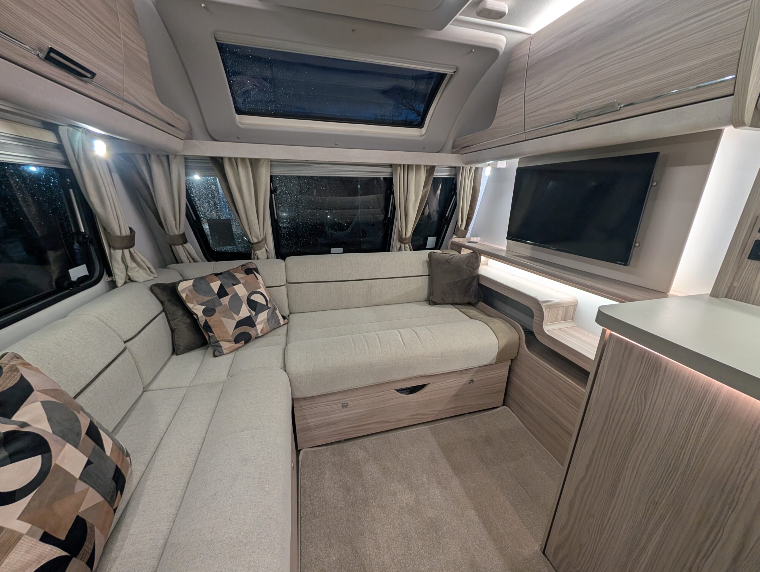 PXL 20251206 163554344