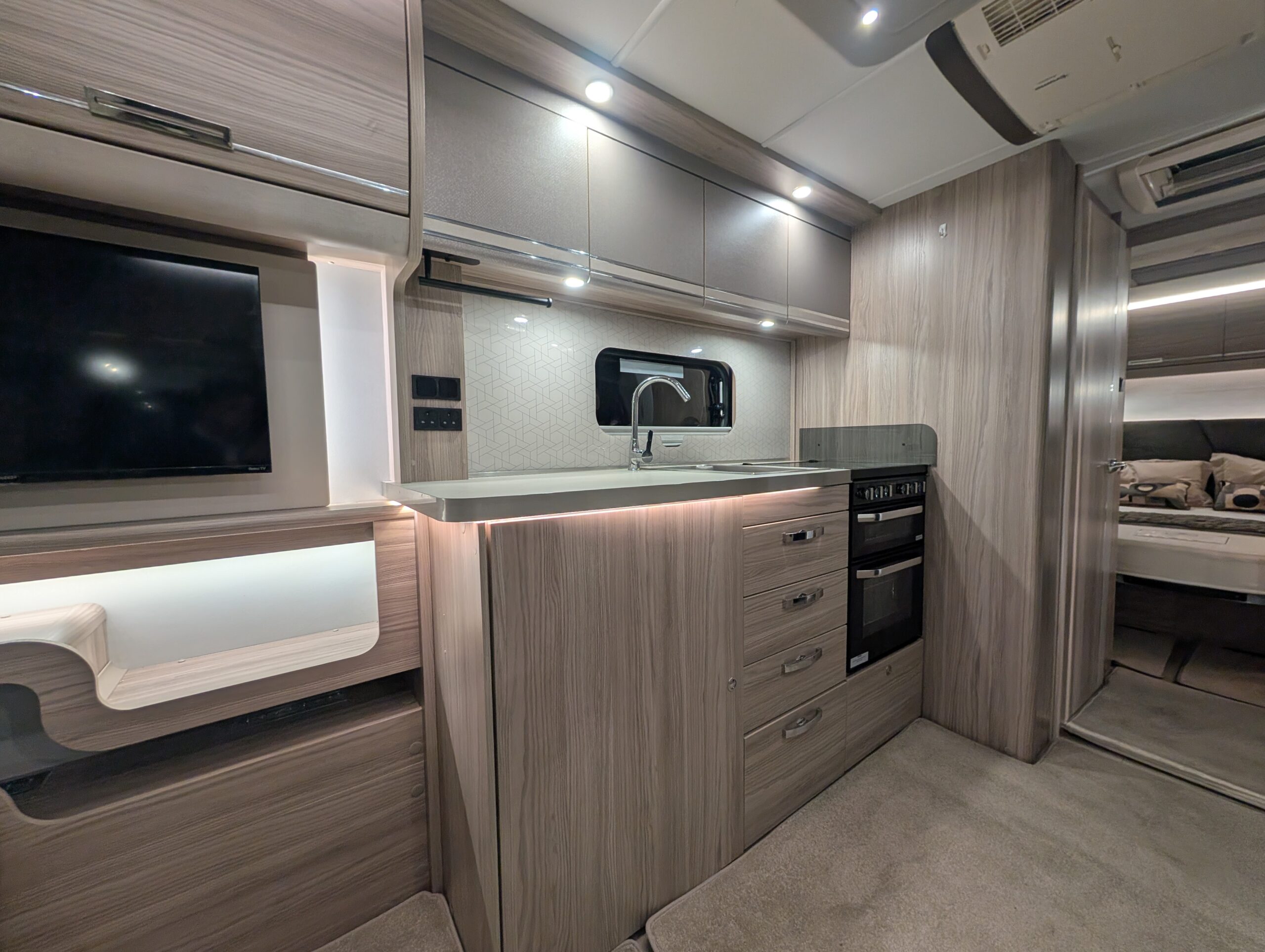 PXL 20251206 163616327